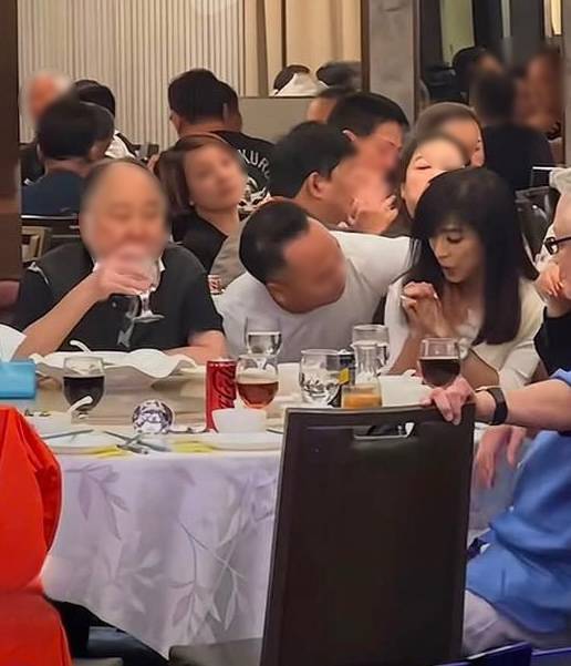 70歲資深女星「遭男子環抱亂摸」！現場畫面流出「她苦笑1動作」網罵翻