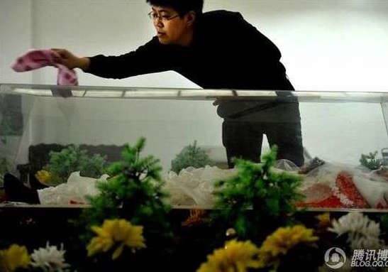 28歲莊男將婚禮「改辦在火葬場」親友全疑惑，直到當天掀開新娘婚紗，見身體異樣「全哭到無力....」