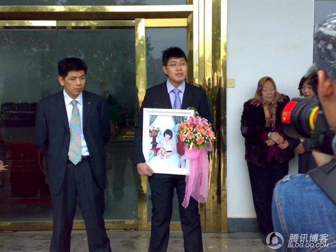 28歲莊男將婚禮「改辦在火葬場」親友全疑惑，直到當天掀開新娘婚紗，見身體異樣「全哭到無力....」