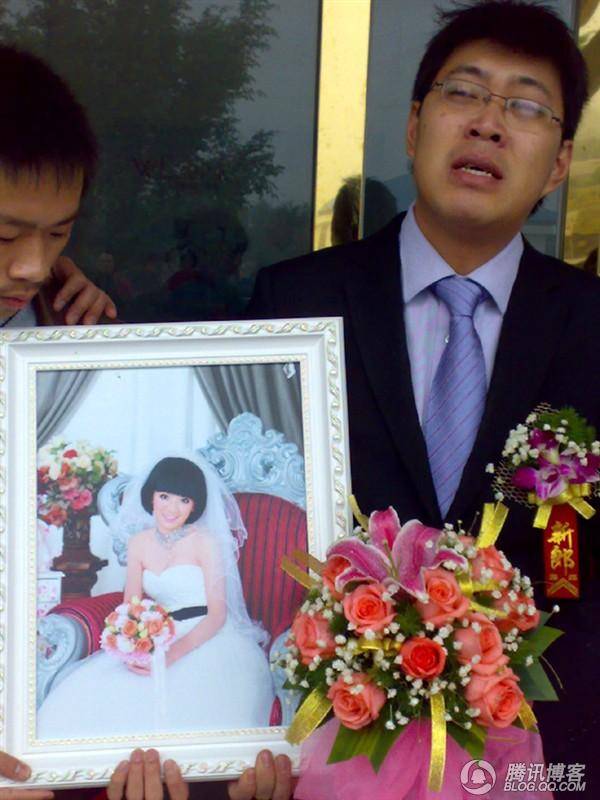 28歲莊男將婚禮「改辦在火葬場」親友全疑惑，直到當天掀開新娘婚紗，見身體異樣「全哭到無力....」