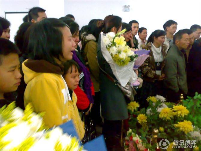 28歲莊男將婚禮「改辦在火葬場」親友全疑惑，直到當天掀開新娘婚紗，見身體異樣「全哭到無力....」