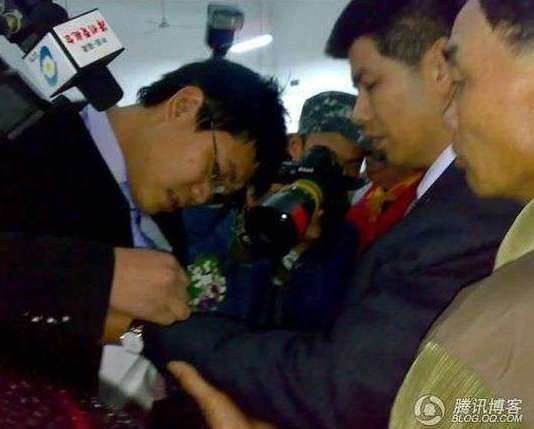 28歲莊男將婚禮「改辦在火葬場」親友全疑惑，直到當天掀開新娘婚紗，見身體異樣「全哭到無力....」