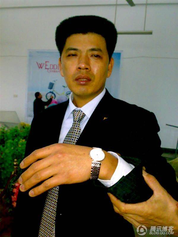 28歲莊男將婚禮「改辦在火葬場」親友全疑惑，直到當天掀開新娘婚紗，見身體異樣「全哭到無力....」