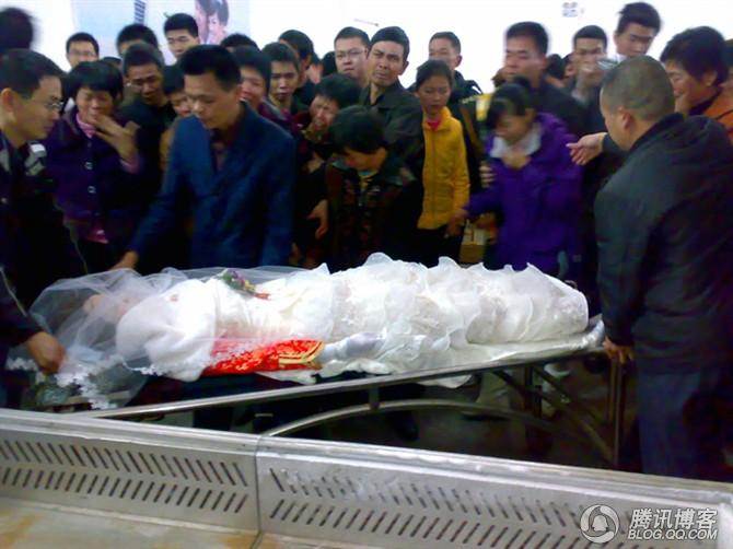 28歲莊男將婚禮「改辦在火葬場」親友全疑惑，直到當天掀開新娘婚紗，見身體異樣「全哭到無力....」