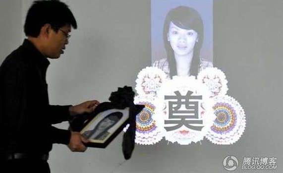 28歲莊男將婚禮「改辦在火葬場」親友全疑惑，直到當天掀開新娘婚紗，見身體異樣「全哭到無力....」