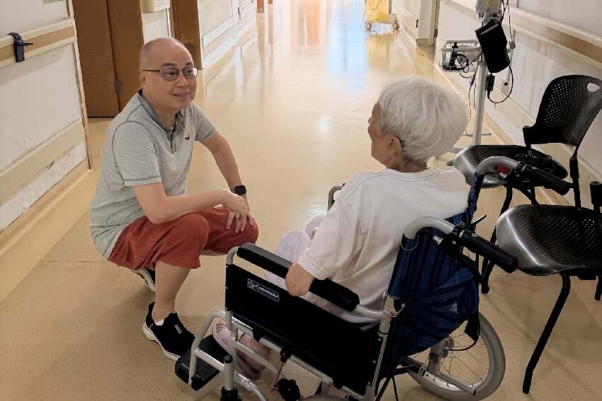 TVB前老戲骨患胰腺癌，拒絕化療與癌共存，坐輪椅生活不能自理