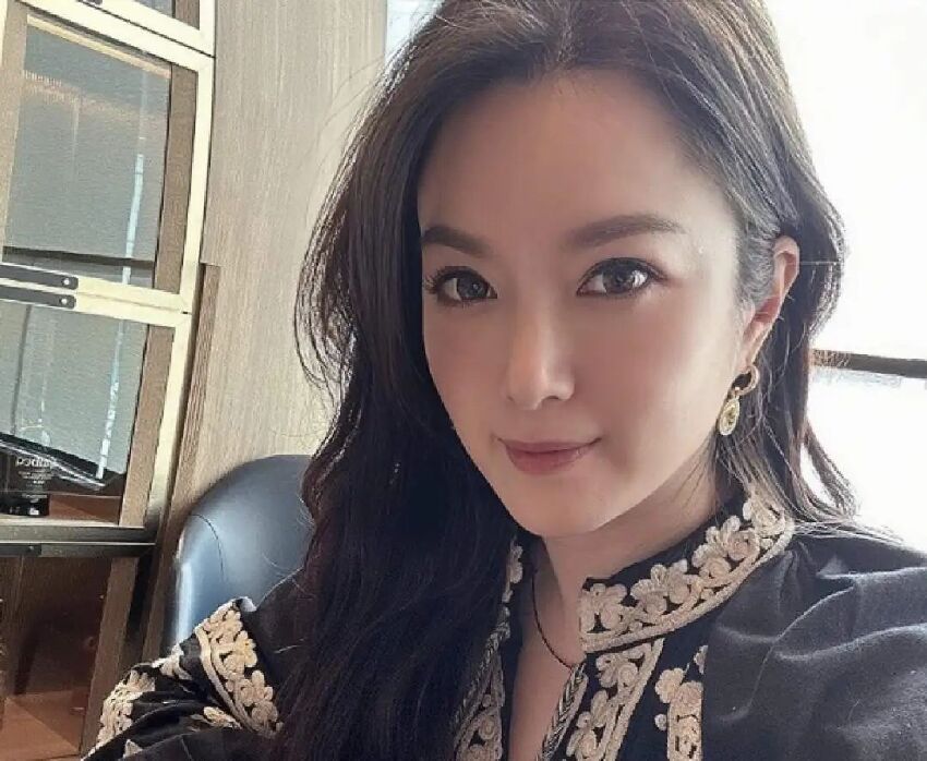 恭喜！TVB前知名靚女花旦瘦身成功，顏值再度回春，多次與富商丈夫曝離婚