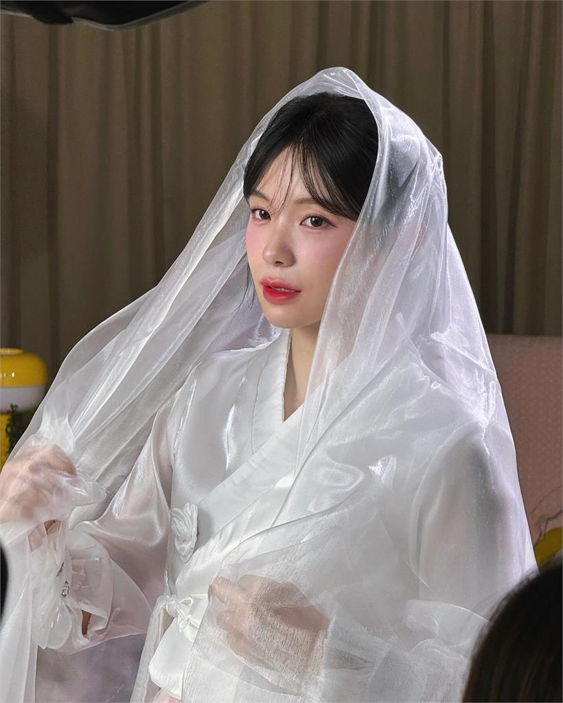 李多慧「結婚會場走T台」畫面曝光！玫瑰白紗上身「1秒變新娘」仙氣炸裂