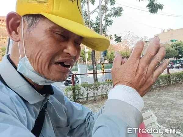 追隨白沙屯媽祖！勇腳伯走百公里「雙腳纏滿繃帶」苦撐 娘娘不忍心「親自下聖旨」他哽咽接受