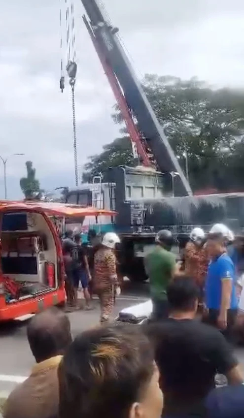 摩哆   吊機   輾壓 文文文 摩哆慘遭羅厘巨輪輾壓 釀1重傷1死 出動吊機支援