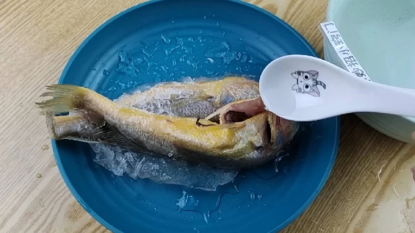 解凍魚，千萬不要用水泡，教你一招，5分鐘解凍跟活魚一樣新鮮