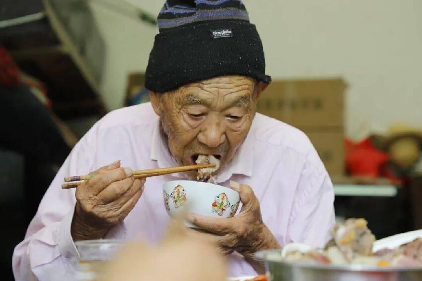 年齡越大,越要多吃肉?63歲男長期吃素「免疫力下降暈倒」 醫生建議:50歲後「這2種肉」最好多吃些