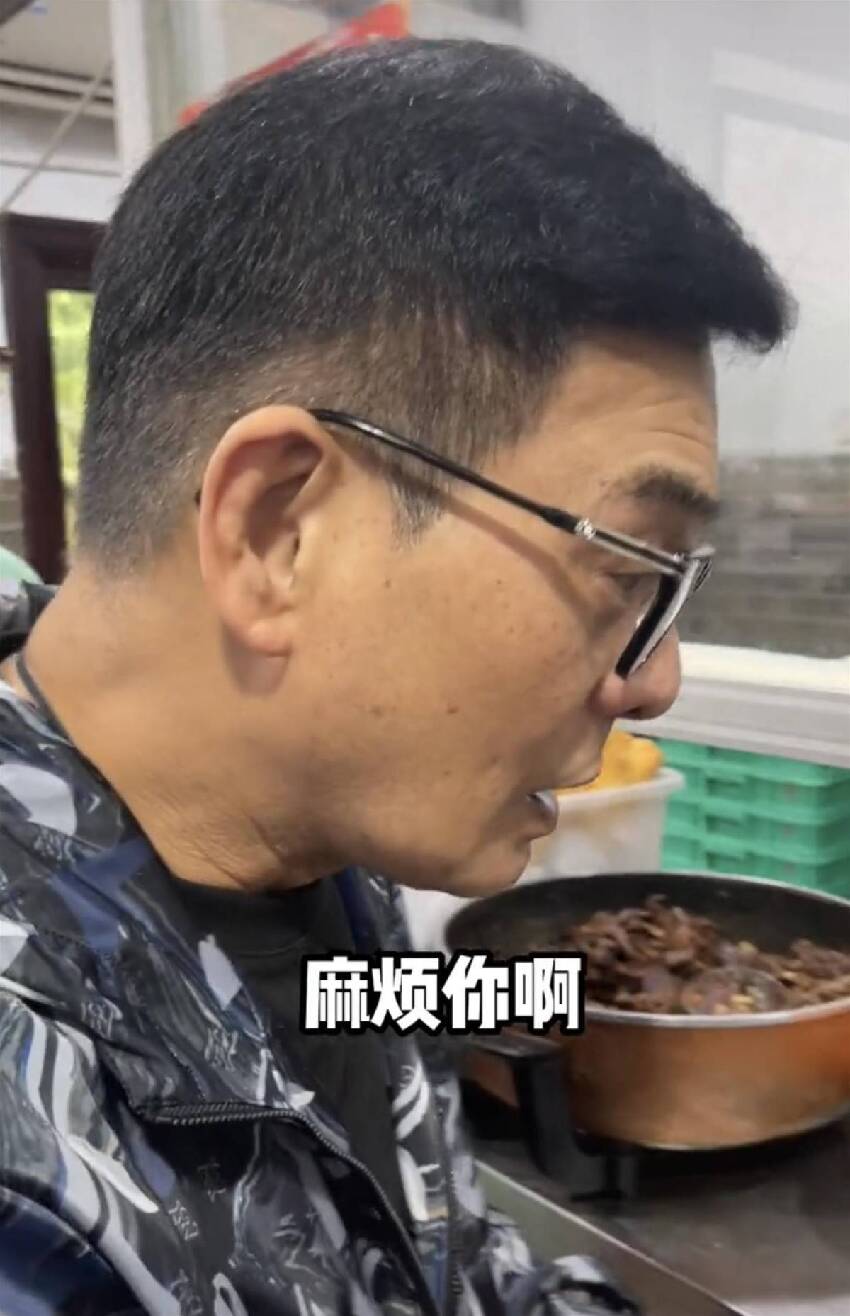 68歲港星李國麟現身內地農村，買12元桂林米粉，蹲門口嗦粉