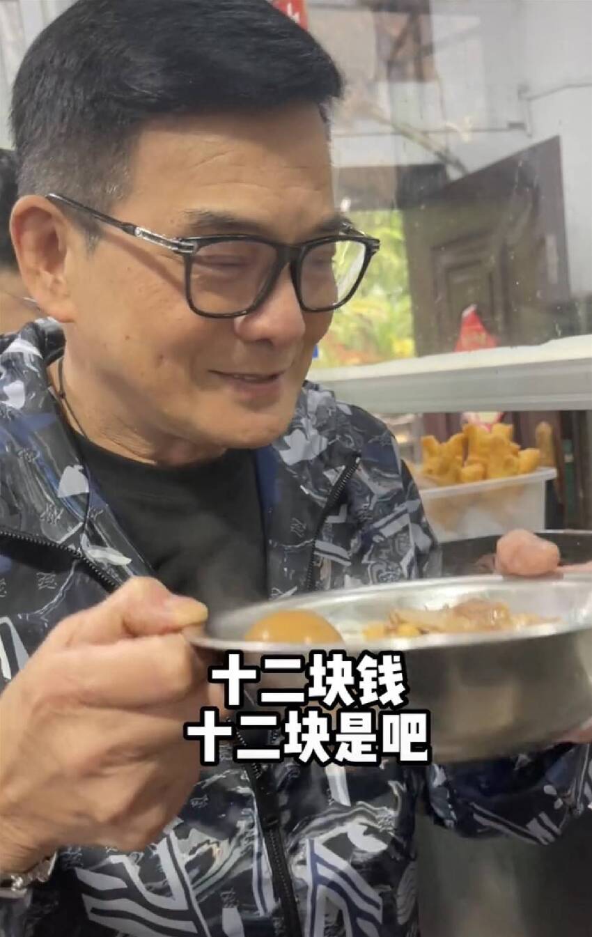 68歲港星李國麟現身內地農村，買12元桂林米粉，蹲門口嗦粉