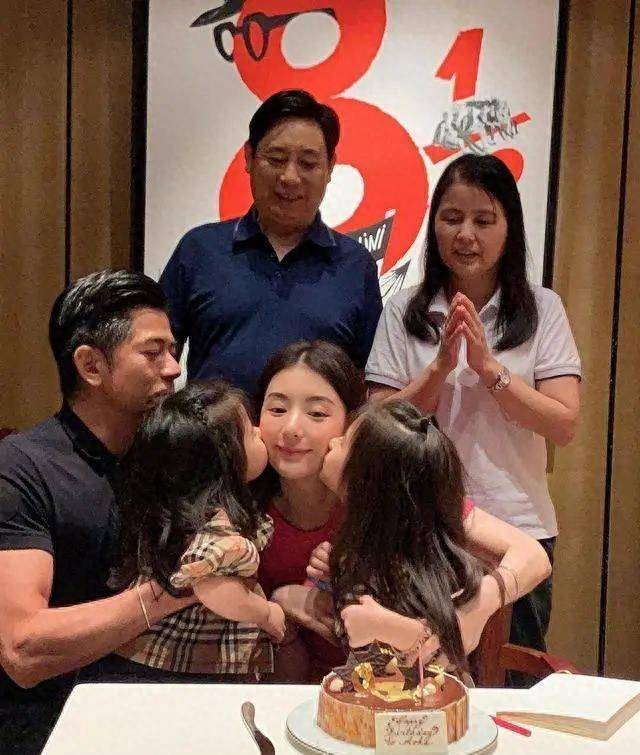 57歲郭富城和小4歲岳母合影,狀態天上地下,年齡只是數字嗎?