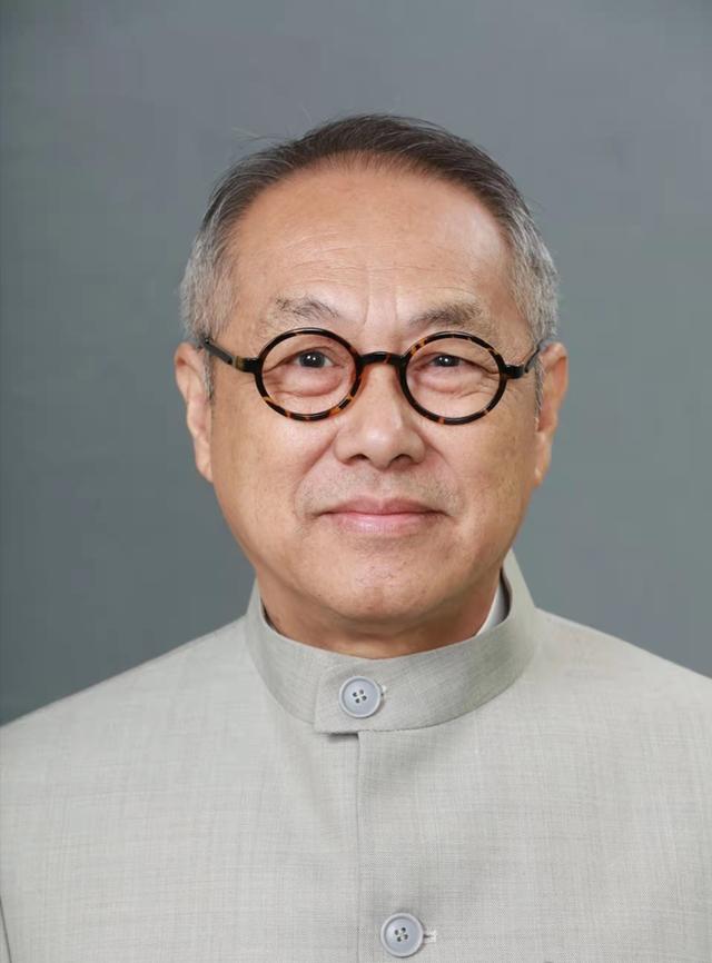 TVB老戲骨自曝曾因續約得罪高層，被下令永不錄用，曾暗戀薛家燕