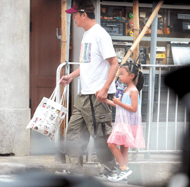 謝天華接送6歲女兒上課！硬漢帶娃寵上天，抱下車拎包牽手超溫柔