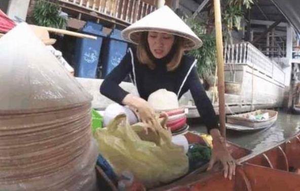 在泰國旅遊，遇到美女給你遞草帽時最好拒絕，經歷過的遊客都哭了