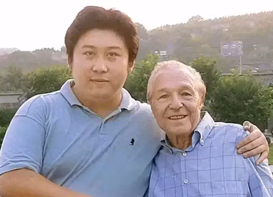 中國留學生遇好心英國房東免租8年,多年後老人晚年孤苦無依,他將其接到河南一起生活