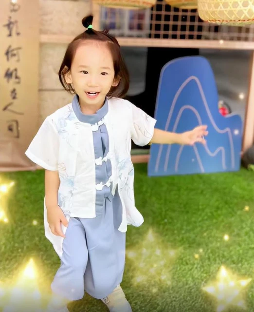 陳小春小兒子3歲生日照，hoho留長發好秀氣，笑起來像爸又像媽