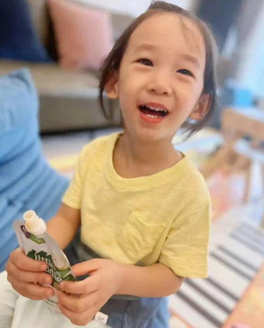 陳小春小兒子3歲生日照，hoho留長發好秀氣，笑起來像爸又像媽