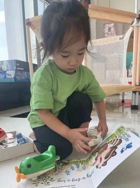 陳小春小兒子3歲生日照，hoho留長發好秀氣，笑起來像爸又像媽