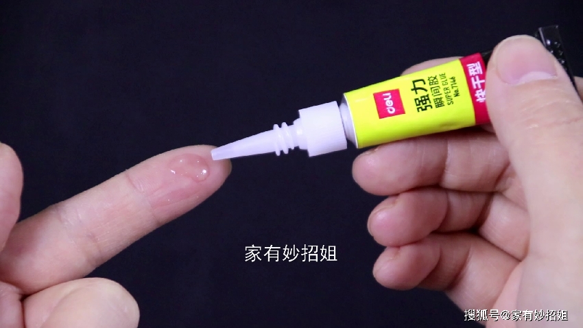 502膠水粘手分不開,教你一新招,膠水很快就溶解,方法簡單實用