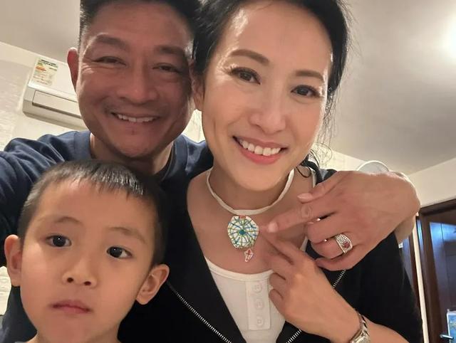 港星沈可欣50歲生日獲老公兒子送驚喜,入行24年憑《愛回家》入屋