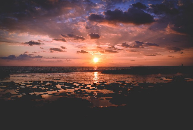 女兒死後父親無法接受,就在棺材里「裝了個攝像頭」第兩天他驚訝地看到了一幕...