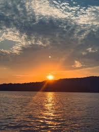 女兒死後父親無法接受,就在棺材里「裝了個攝像頭」第兩天他驚訝地看到了一幕...