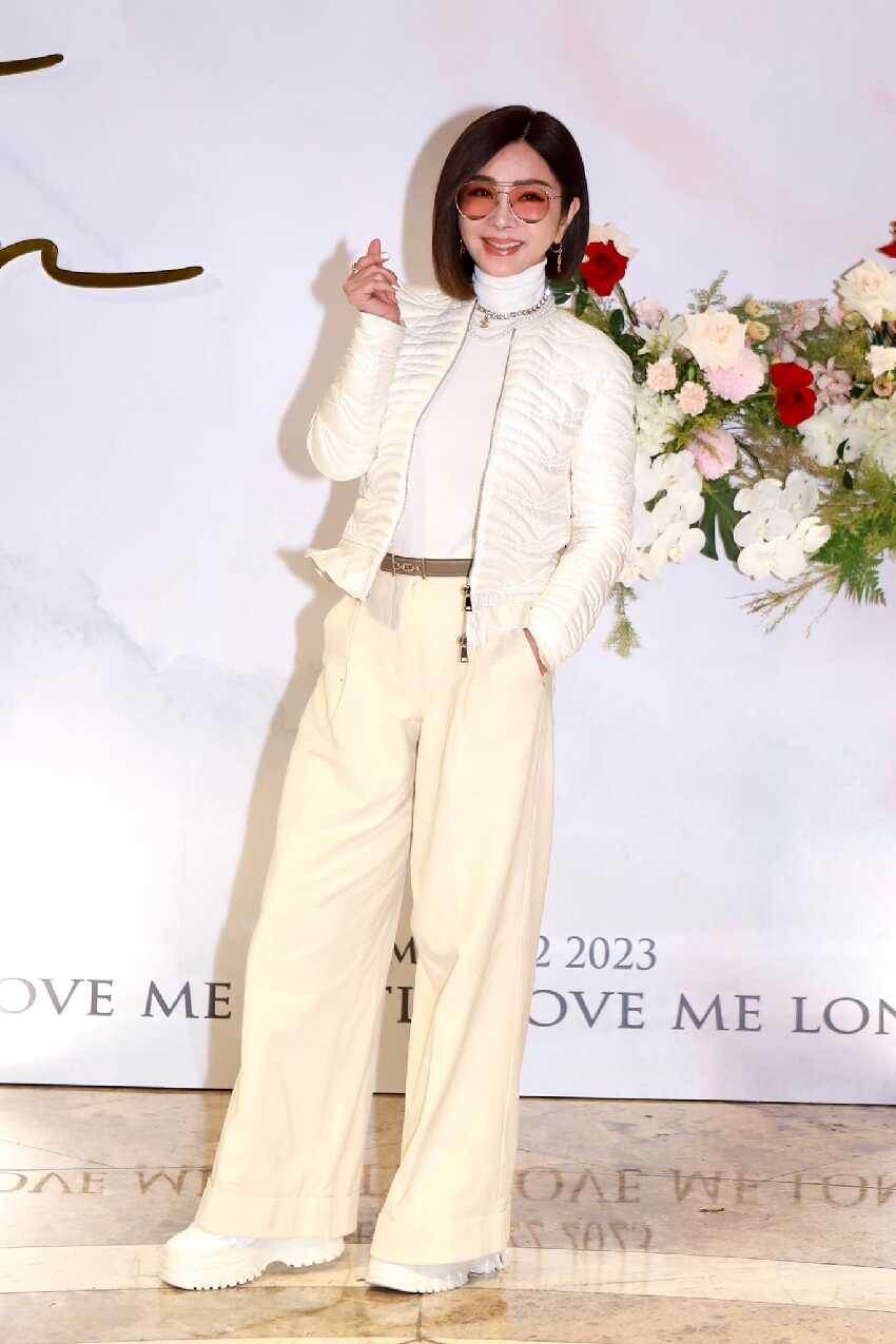 67歲陳美鳳不染黑「罕曬滿頭白髮照」　「無違和完美駕馭」連龍千玉都誇：百變時尚天后