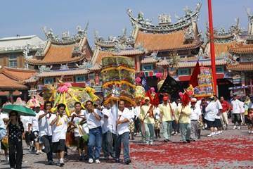 高雄校園鬧厲鬼，媽祖衝進校園和鬼王談判！談判破裂，媽祖只能給鬼王「來硬的」！