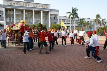 高雄校園鬧厲鬼，媽祖衝進校園和鬼王談判！談判破裂，媽祖只能給鬼王「來硬的」！