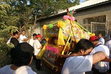 高雄校園鬧厲鬼，媽祖衝進校園和鬼王談判！談判破裂，媽祖只能給鬼王「來硬的」！