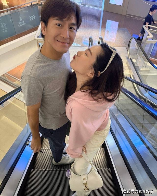 52歲馬國明帶39歲湯洛雯逛街，素顏金髮造型接地氣，被贊私下沒架子