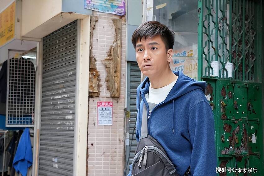 52歲馬國明帶39歲湯洛雯逛街，素顏金髮造型接地氣，被贊私下沒架子