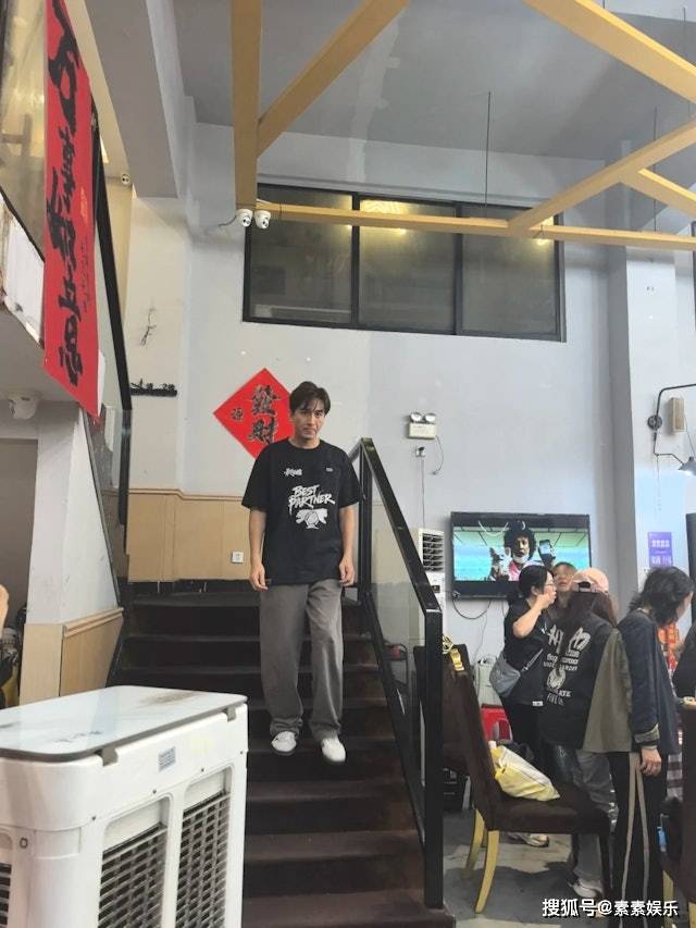 52歲馬國明帶39歲湯洛雯逛街，素顏金髮造型接地氣，被贊私下沒架子