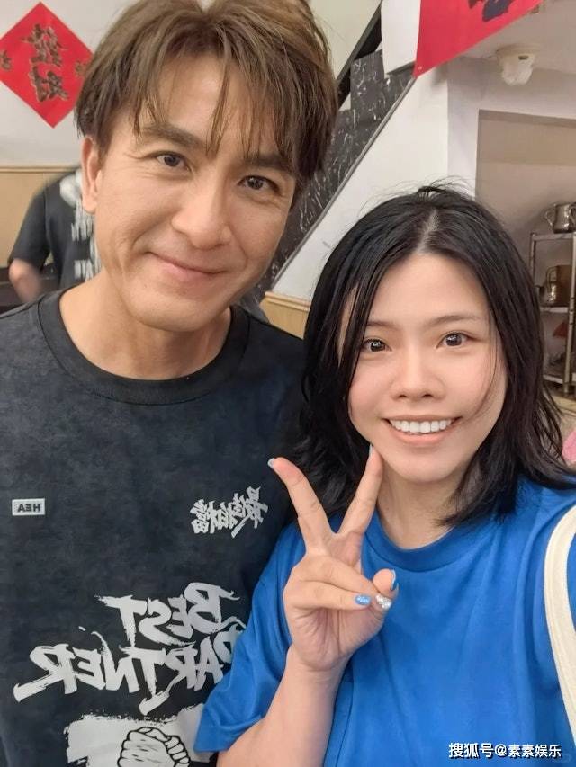 52歲馬國明帶39歲湯洛雯逛街，素顏金髮造型接地氣，被贊私下沒架子