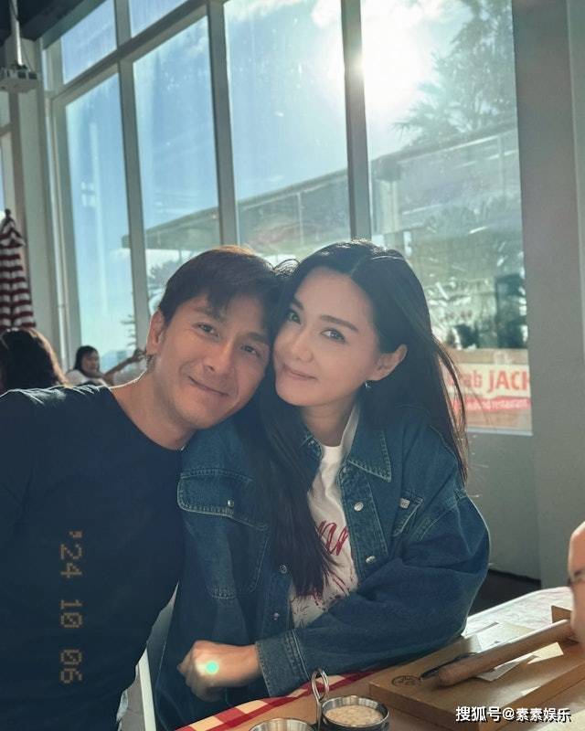 52歲馬國明帶39歲湯洛雯逛街，素顏金髮造型接地氣，被贊私下沒架子