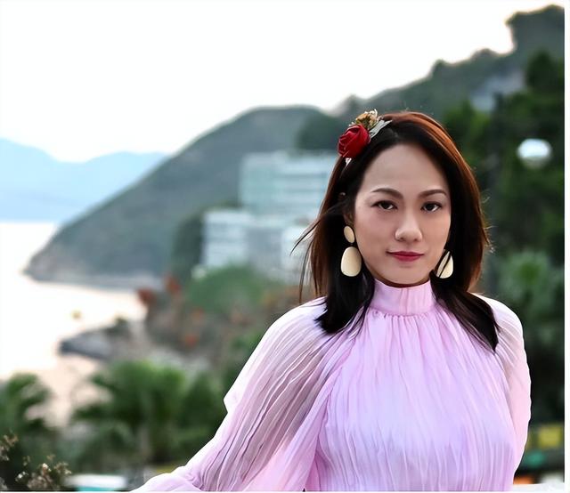 TVB綠葉女神近照曝光，48歲凍齡美貌引熱議，網友：像極了王菲