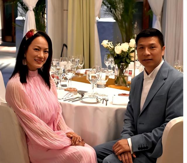 TVB綠葉女神近照曝光,48歲凍齡美貌引熱議,網友:像極了王菲