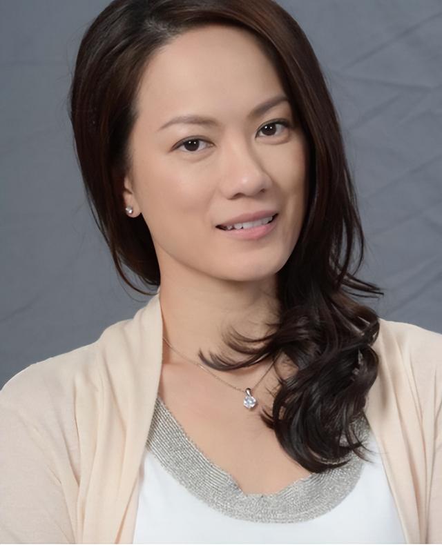TVB綠葉女神近照曝光,48歲凍齡美貌引熱議,網友:像極了王菲