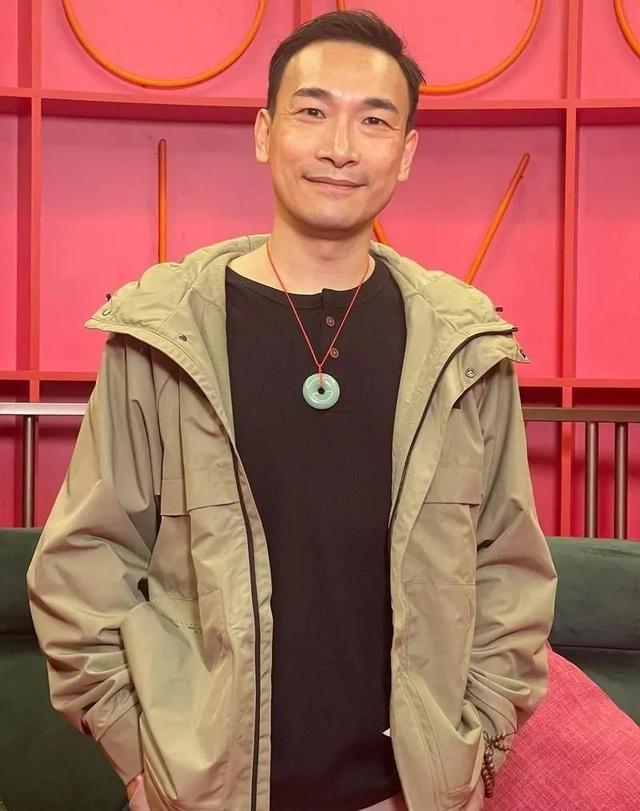 48歲前TVB男星新劇飾演花心男，周旋於兩位女演員之間還有吻戲