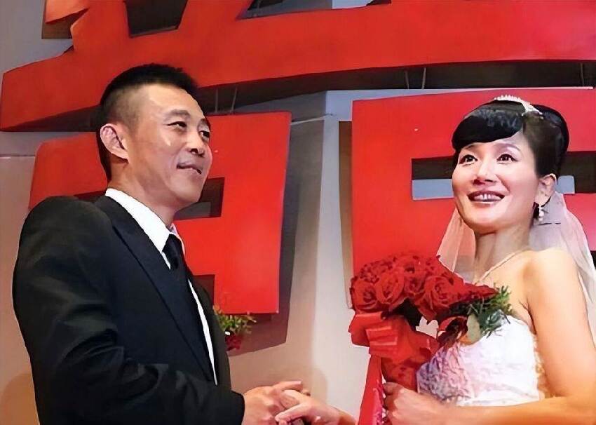 兩任前妻為他賺錢賣命!!! 59歲老戲骨「三娶小20歲嫩妻」8年後「現況所有人氣炸」