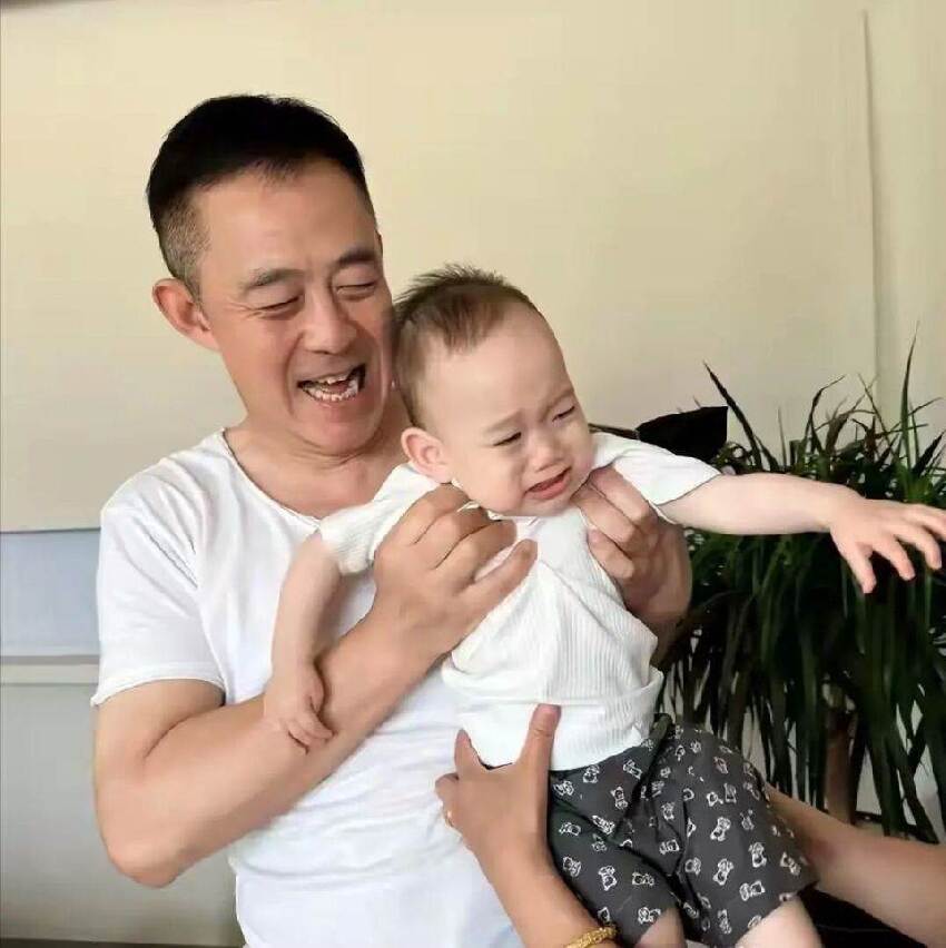 兩任前妻為他賺錢賣命!!! 59歲老戲骨「三娶小20歲嫩妻」8年後「現況所有人氣炸」