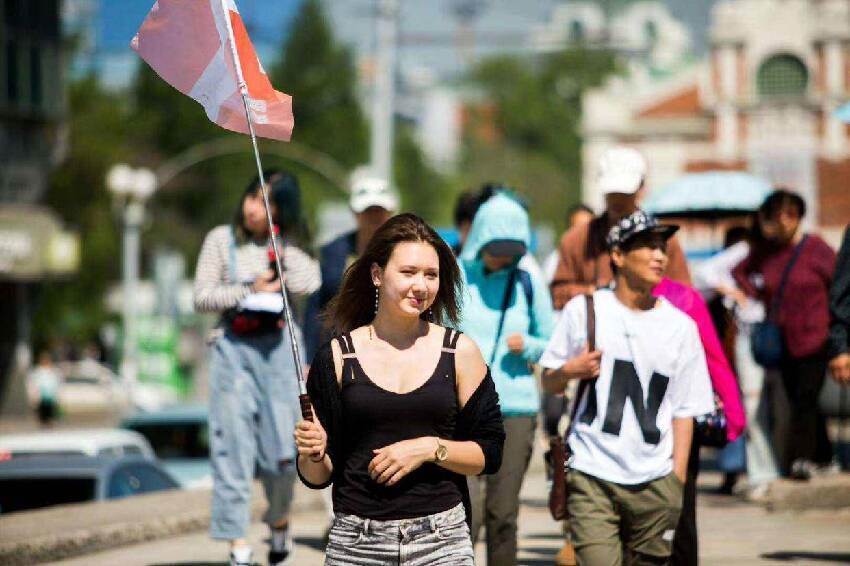 為什麽年輕漂亮的女導遊，大多都單身？大巴車司機不慎道出了實情