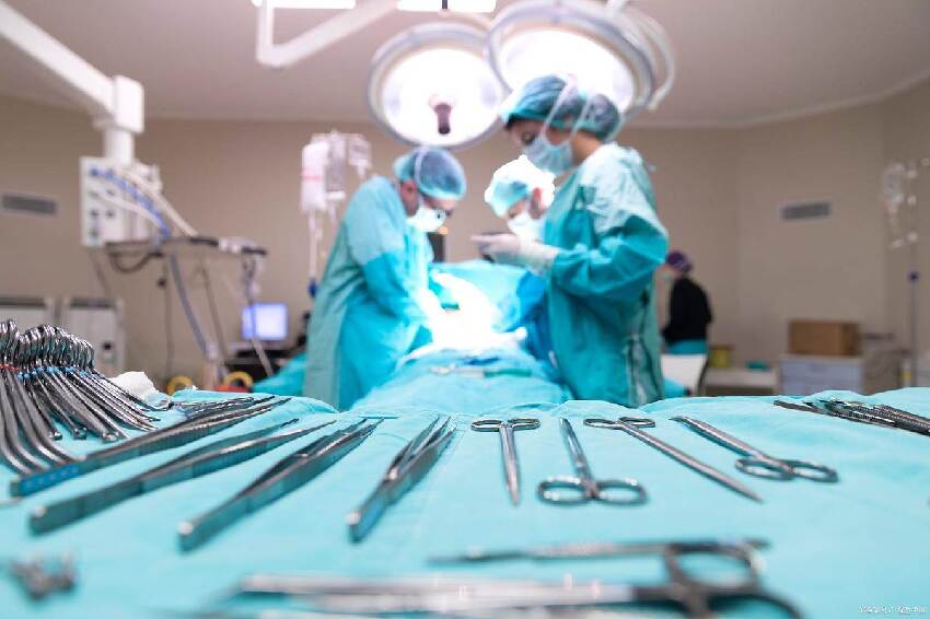 46歲女子「僅僅是骨折」，手術順利竟「突然死亡」，屍體解剖結果醫師都傻眼了