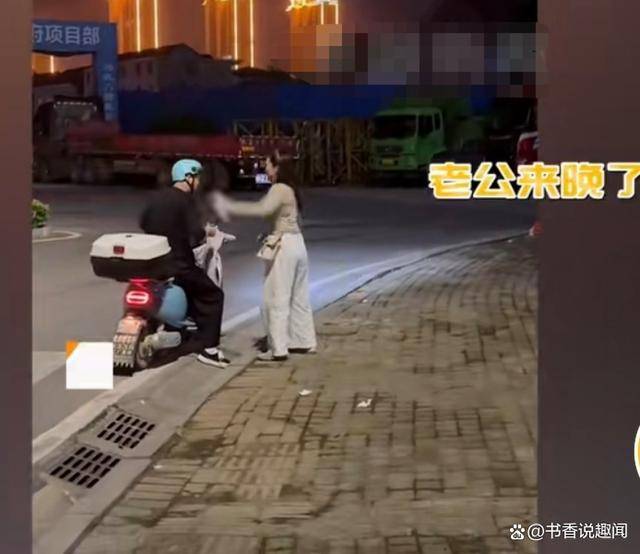 男子接老婆來晚了被扇巴掌,老婆以為他會認錯道歉,結局沒想到