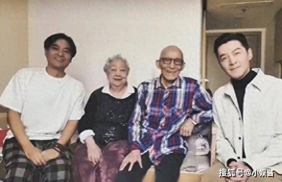 91歲游本昌家人合照,當兩個孫女站一起,才明白什麼叫頂級骨相