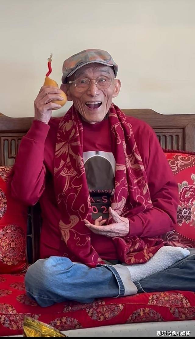 91歲游本昌家人合照,當兩個孫女站一起,才明白什麼叫頂級骨相